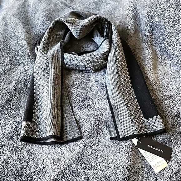 Valoran Wool Scarf ( New) - Picture 3 of 11